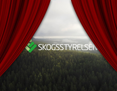 Rött scendraperi ramar in en vy över en tät skog och Skogsstyrelsens logotype.