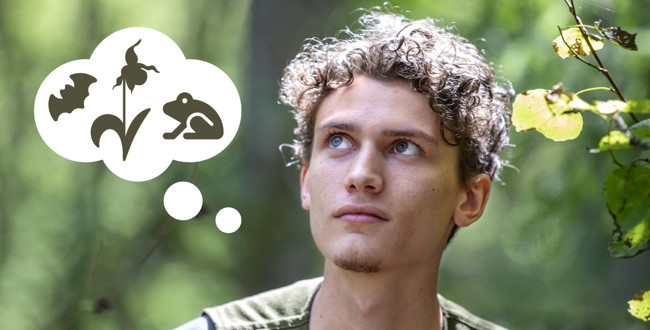 Ung man tänker på natur och djur i en skogsmiljö. Foto: @ Camilla Zilo