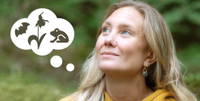 Kvinna i gul tröja tänker på natur och djurliv i skogen. Foto: @ Camilla Zilo