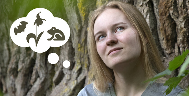 Ung kvinna tänker på olika arter i skogen. Foto: @ Camilla Zilo