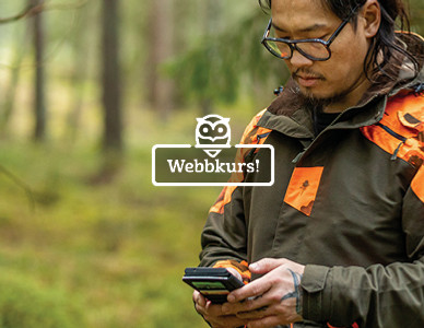 Man i skogsområde använder sin smartphone. Foto: Bulldozer