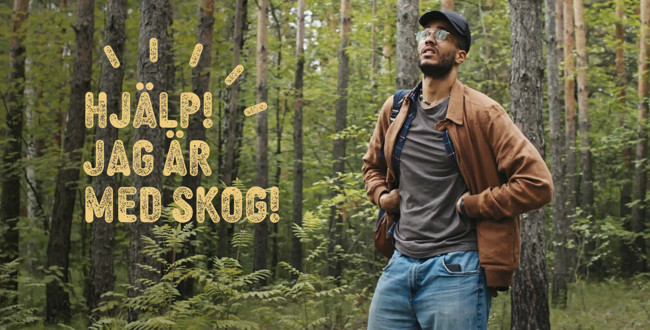 Person med ryggsäck i tallskog som tittar uppåt; texten "HJÄLP! JAG ÄR MED SKOG!"