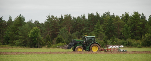 Traktor på åker