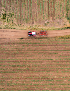 Flygfoto av en traktor på en torr åker. Flygfoto av en traktor på en torr åker.