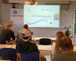 Föreläsning om affärsutveckling med åhörare och talare i ett konferensrum. Föreläsning om affärsutveckling med åhörare och talare i ett konferensrum.