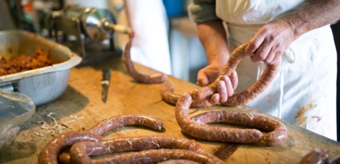 Person stoppar korv.