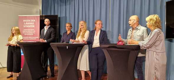 Deltagare i paneldebatt om betalningsutmaningar i Almedalen; moderator Terese Raymond, Patrick Rydén, Konsumenternas Bank- och finansbyrå,,Malin Alpen, Finansinspektionen, Marie-Louise Ulfward, Sparbankernas Riksförbund, Cecilia Fernström, Nordea, Daniel Aronsson, Myndigheten för digital förvaltning samt Anna-Karin Drake, Länsstyrelsen i Dalarnas län.