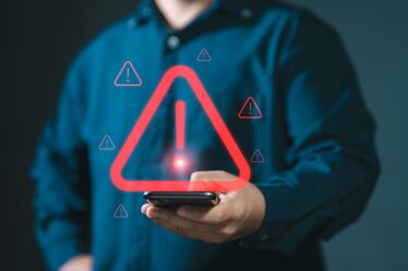 Varningsskylt med utropstecken på gul bakgrund.