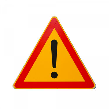 Varningsskylt med utropstecken på gul bakgrund.