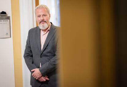 Kammarrättslagman Peder Liljeqvist står i en dörröppning. Foto: Carl Johan Erikson 