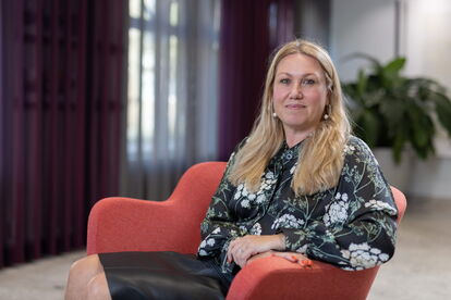 Klara Lutti sitter i en fåtölj. Foto: Per Carlsson 