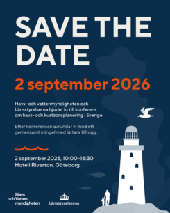 Affisch med fyr och mås vid havet, text "Save the Date 2 september 2026" för konferens om havs- och kustzonsplanering i Göteborg