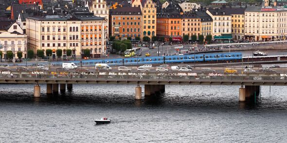 Bilar, bussar, tunnelbana, båtar, gående och cyklister i Stockholm.