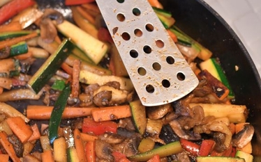 Grönsaker som tillagas i stekpanna. Grönsaker som tillagas i stekpanna.